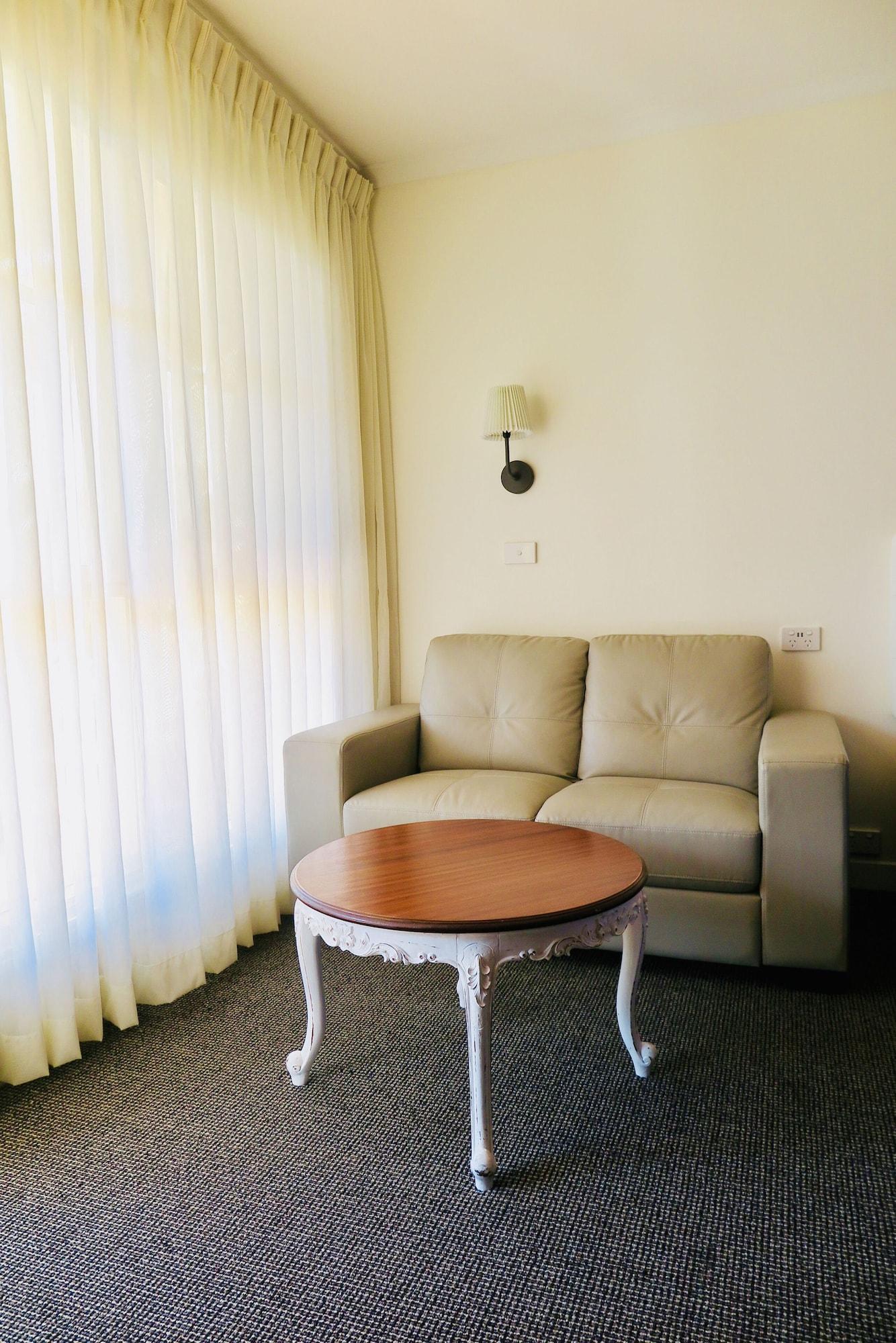 ميريمبولا Summerhill Motor Inn (Adults Only) المظهر الخارجي الصورة