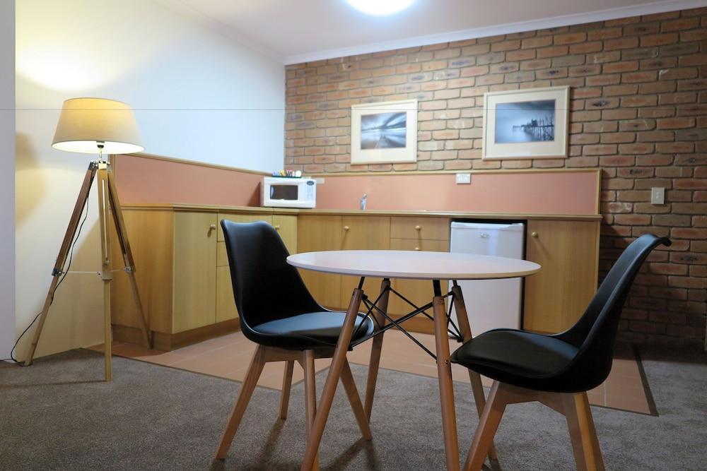 ميريمبولا Summerhill Motor Inn (Adults Only) المظهر الخارجي الصورة
