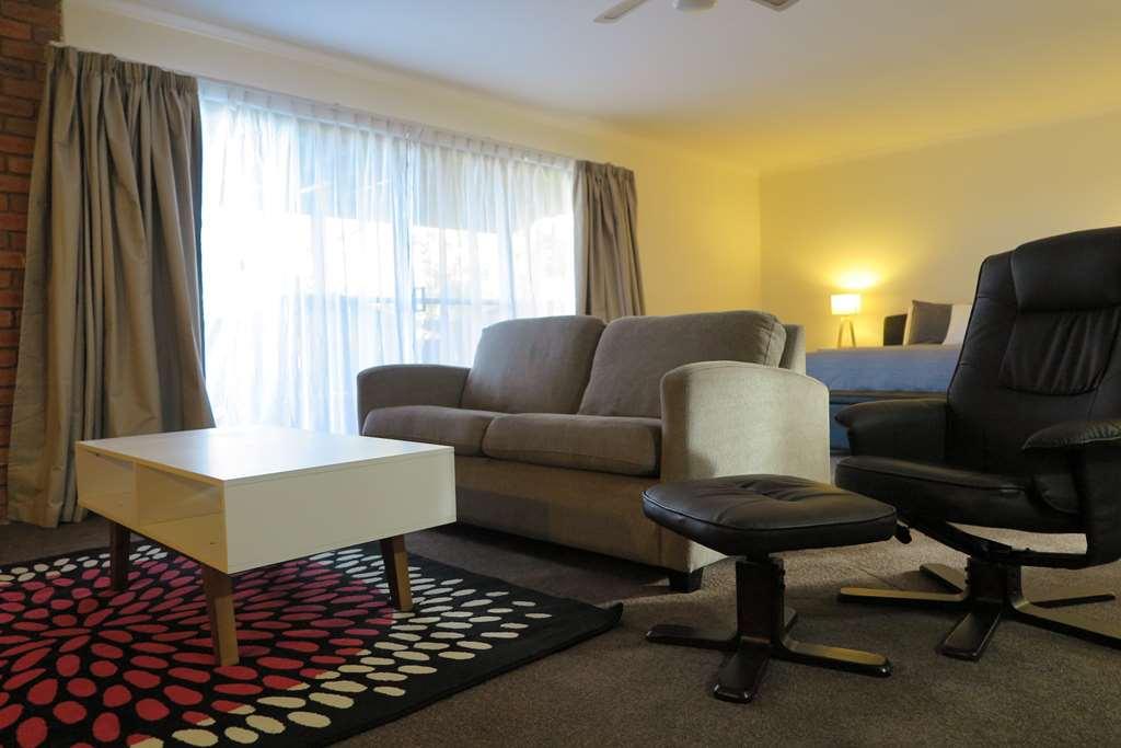 ميريمبولا Summerhill Motor Inn (Adults Only) المطعم الصورة