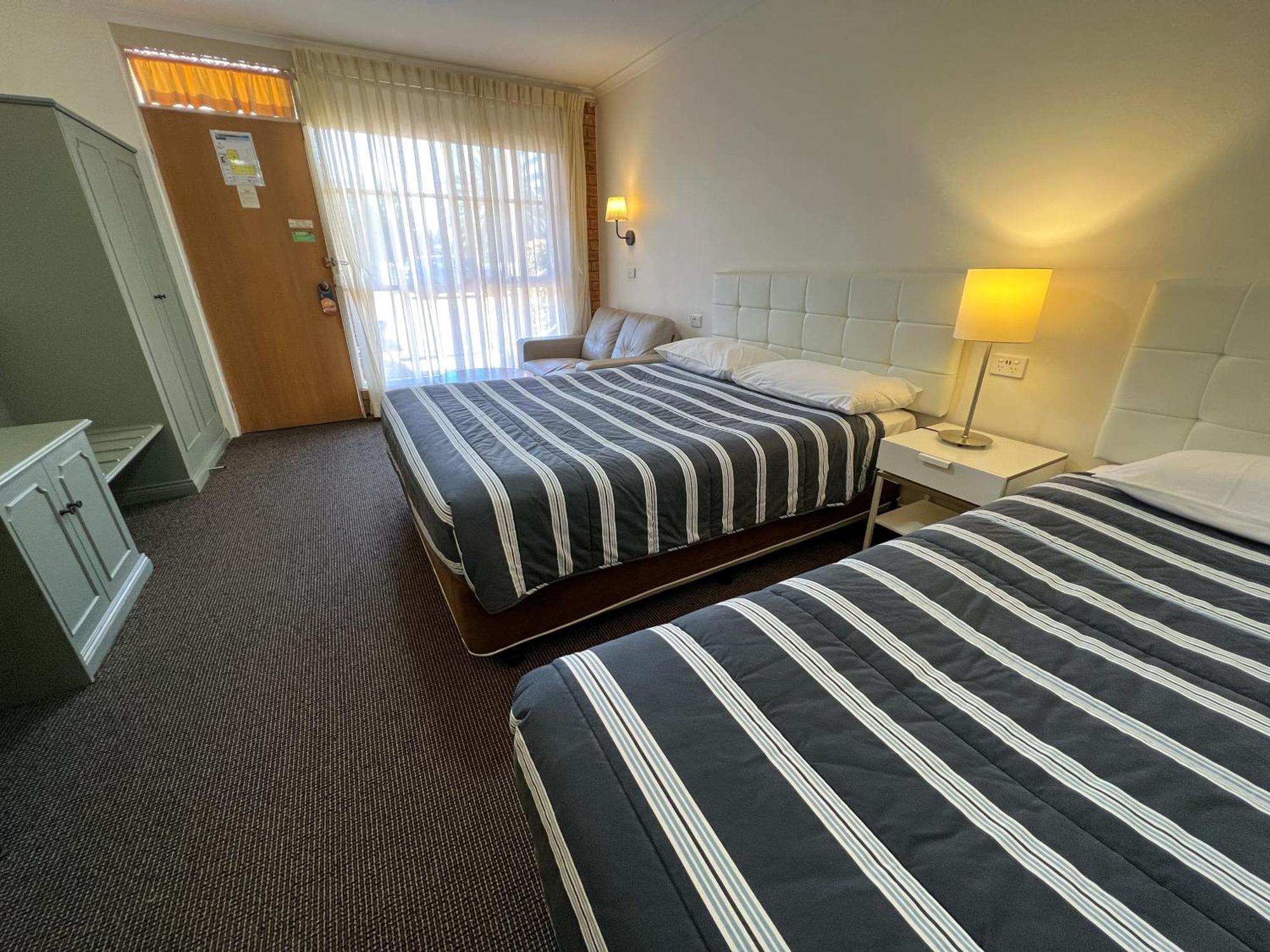 ميريمبولا Summerhill Motor Inn (Adults Only) المظهر الخارجي الصورة