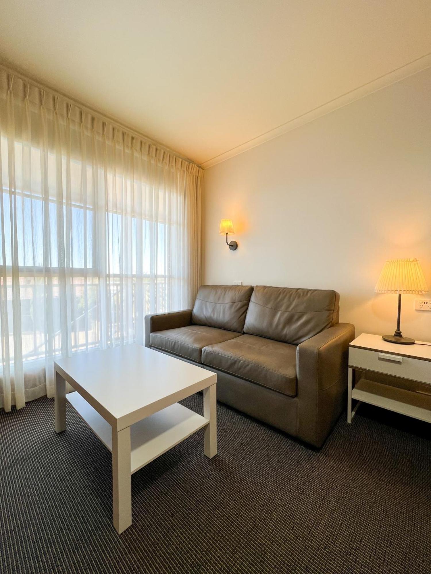 ميريمبولا Summerhill Motor Inn (Adults Only) المظهر الخارجي الصورة