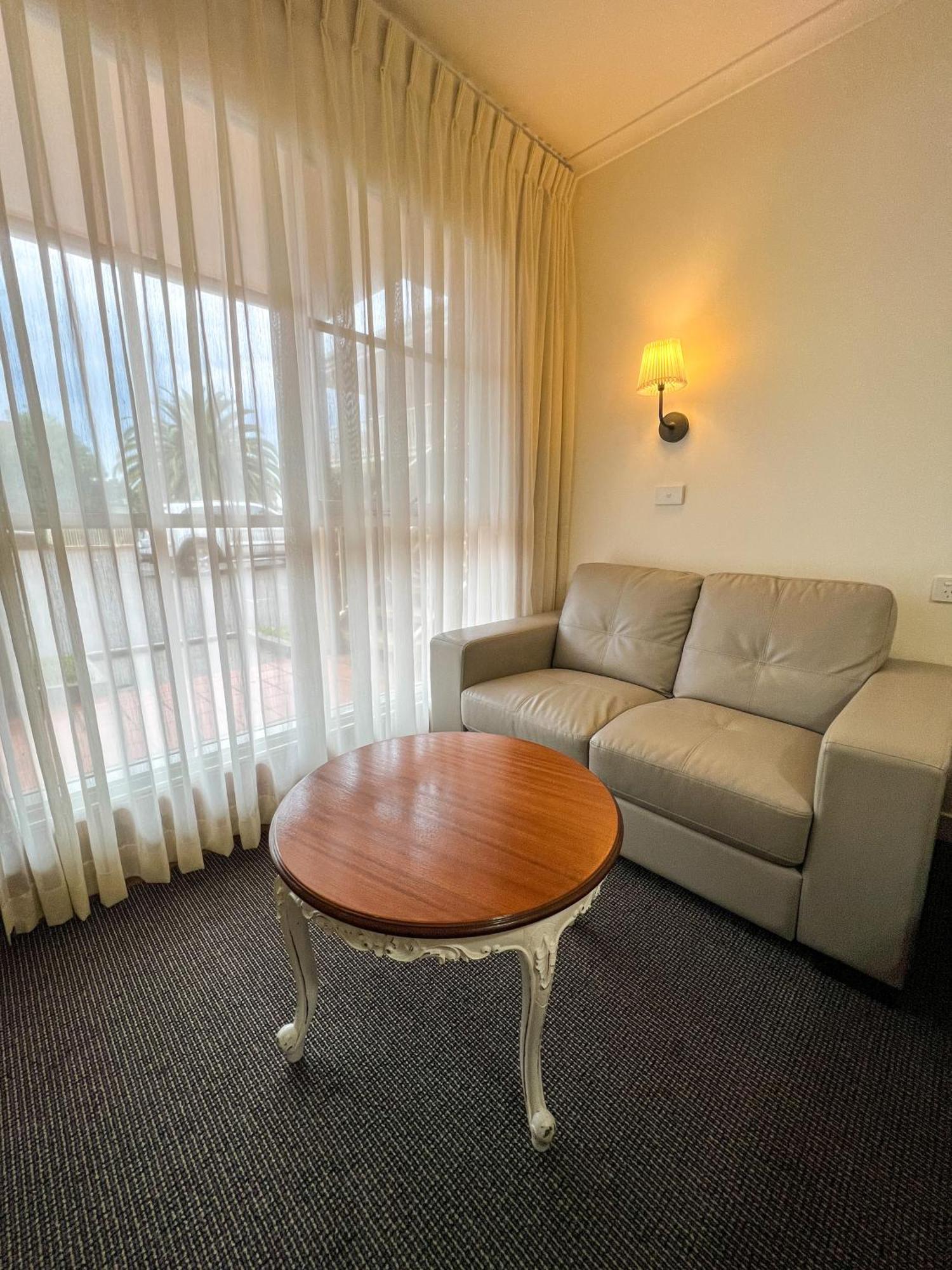 ميريمبولا Summerhill Motor Inn (Adults Only) المظهر الخارجي الصورة