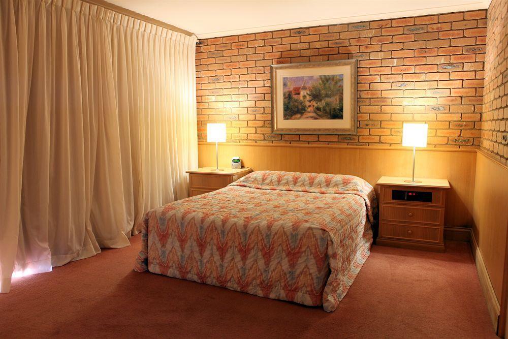 ميريمبولا Summerhill Motor Inn (Adults Only) المظهر الخارجي الصورة