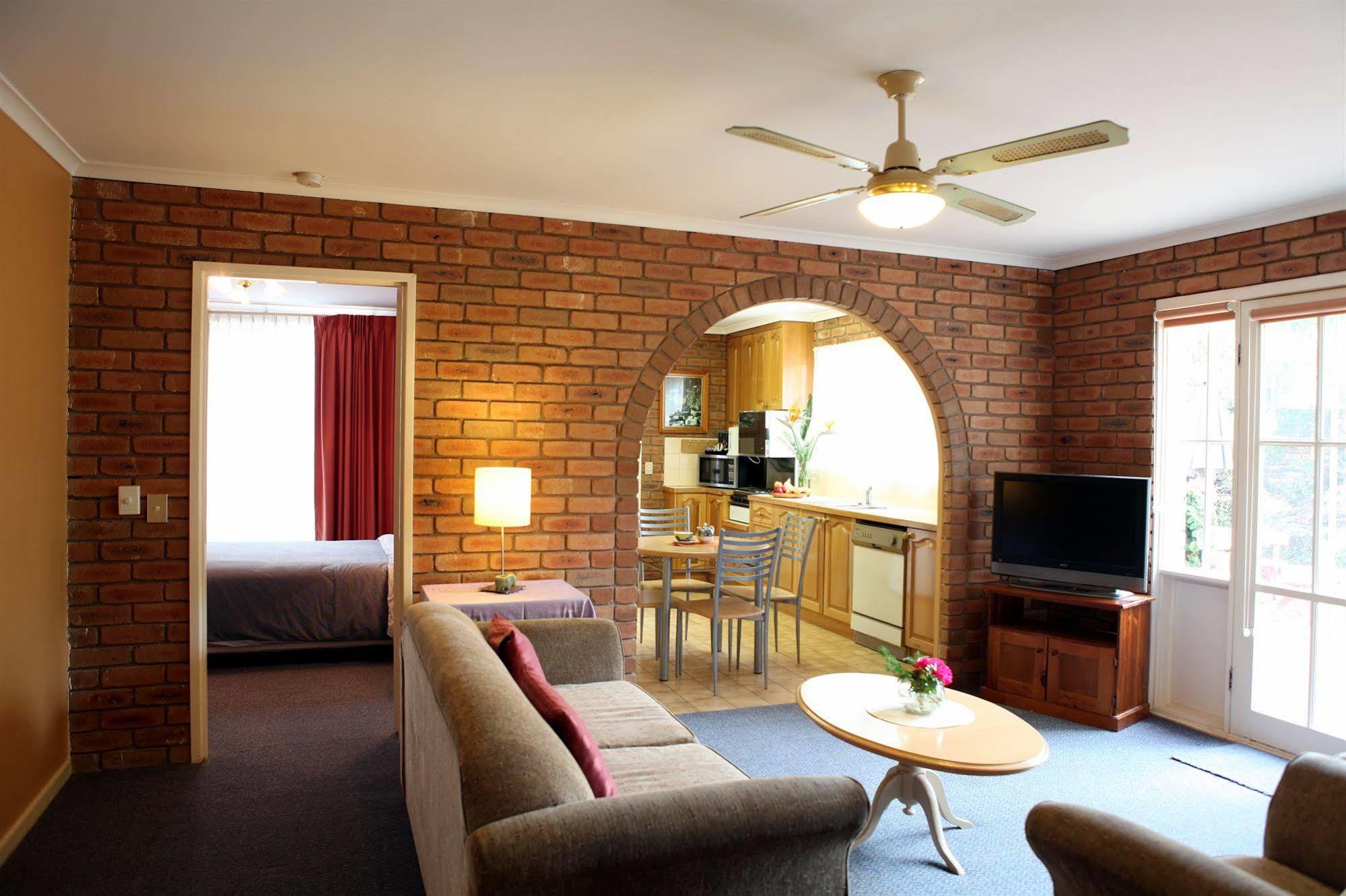 ميريمبولا Summerhill Motor Inn (Adults Only) المظهر الخارجي الصورة