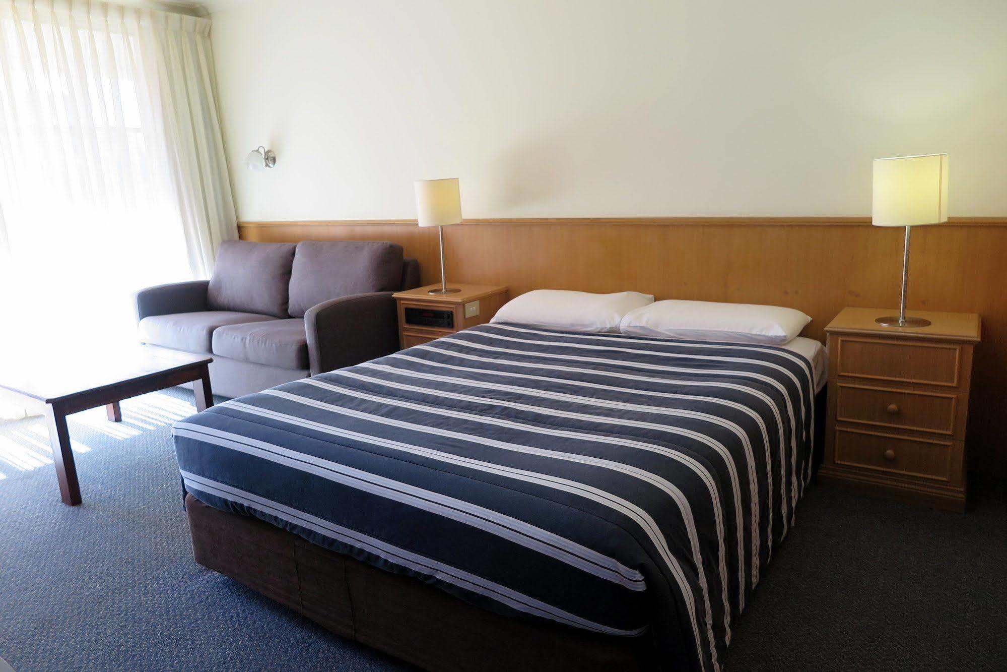 ميريمبولا Summerhill Motor Inn (Adults Only) المظهر الخارجي الصورة