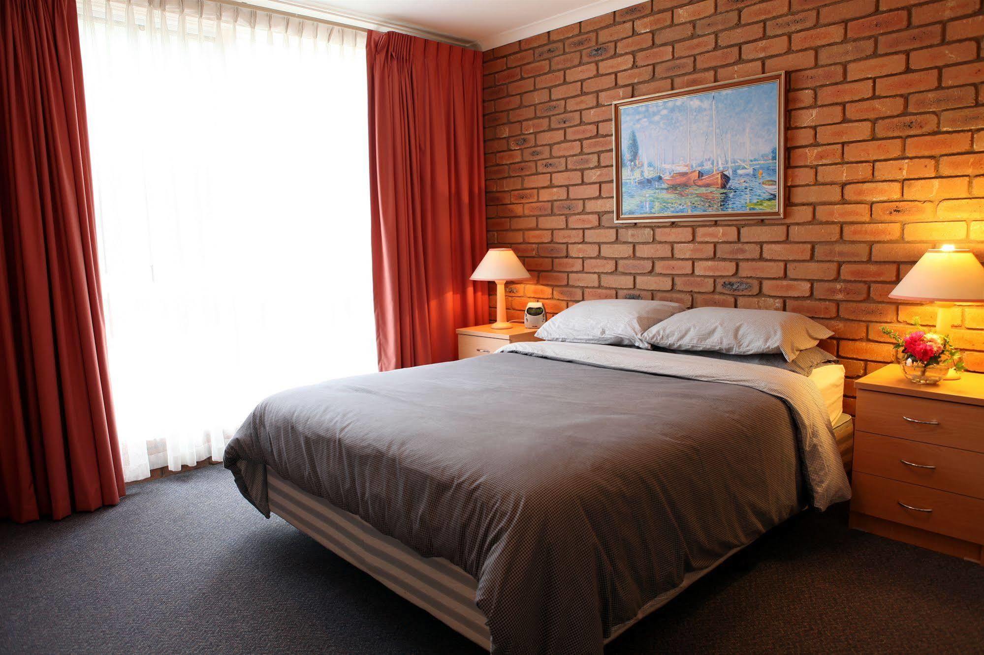ميريمبولا Summerhill Motor Inn (Adults Only) المظهر الخارجي الصورة